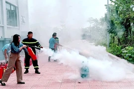 Rèn luyện kỹ năng chữa cháy, thoát nạn cho hơn 300 cán bộ cơ sở giáo dục công lập