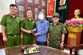 Tiếp nhận khẩu súng quân dụng và hàng chục viên đạn