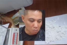 Cảnh sát bao vây khống chế đối tượng ma tuý cố thủ trong xe ô tô