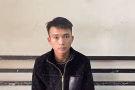 Xông vào tiệm vàng cướp nhẫn rồi bỏ chạy