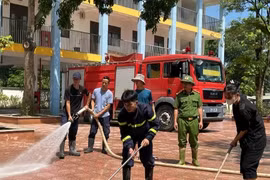Lực lượng Cảnh sát phòng cháy, chữa cháy hỗ trợ người dân bị ảnh hưởng mưa bão