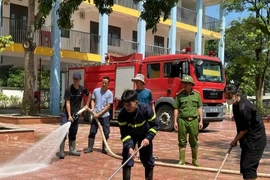 Lực lượng Cảnh sát phòng cháy, chữa cháy hỗ trợ người dân bị ảnh hưởng mưa bão