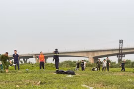 Hai học sinh đuối nước khi bơi sông Hồng