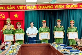 Khen thưởng 11 cá nhân có thành tích đột xuất trong đấu tranh với tội phạm