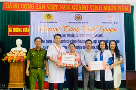 Khám bệnh, tặng quà gia đình chính sách tại Quảng Bình