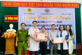 Khám bệnh, tặng quà gia đình chính sách tại Quảng Bình