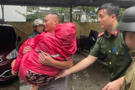 Nước sông Hồng dâng đến địa bàn phường Tứ Liên, người dân được chuyển đến nơi an toàn