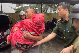 Nước sông Hồng dâng đến địa bàn phường Tứ Liên, người dân được chuyển đến nơi an toàn