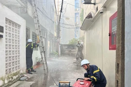 Cứu nạn hàng chục người trong đám cháy giả định tại “chung cư mini”