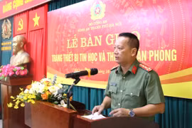 Bàn giao gần 4.500 trang thiết bị tin học, văn phòng cho các đơn vị thuộc Công an thành phố