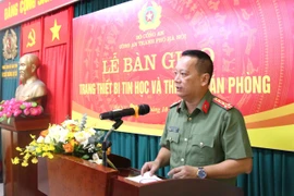 Bàn giao gần 4.500 trang thiết bị tin học, văn phòng cho các đơn vị thuộc Công an thành phố