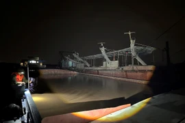 Chặn 2 tàu khai thác cát trái phép