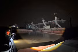 Chặn 2 tàu khai thác cát trái phép