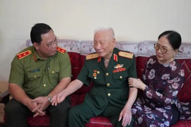 Tri ân Anh hùng liệt sỹ, Mẹ Việt Nam anh hùng và cán bộ lão thành Cách mạng