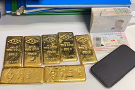Phát hiện người nước ngoài giấu 7 miếng kim loại nghi là vàng tại sân bay Nội Bài