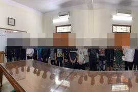 Khởi tố nhóm thanh niên cầm hung khí đánh nhau làm bị thương người đi đường