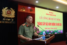Công an Hà Nội tổ chức Lễ công bố, trao Quyết định thăng cấp hàm Thượng tá đối với 16 đồng chí