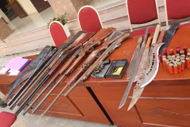 Tiếp nhận nhiều vũ khí, đạn và 5 dao kiếm từ người dân dân giao nộp 