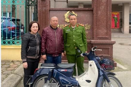 Đi chơi để quên xe máy ở vườn hoa