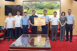 Tân Á Đại Thành tặng 50 bồn nước cho người dân vùng ngập úng huyện Chương Mỹ