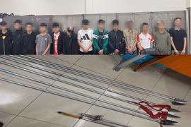 Xử lý nghiêm nhóm đối tượng mang dao, kiếm gây rối trật tự công cộng