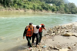 Bộ đội Biên phòng Việt Nam kịp thời cứu sống công dân Trung Quốc gặp nạn trên sông