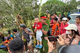 Hơn 100 người dân được Công an phường Tứ Liên di dời đến nơi an toàn