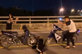 Dừng xe giữa đường chụp ảnh, 3 thanh niên bị xử lý