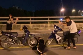 Dừng xe giữa đường chụp ảnh, 3 thanh niên bị xử lý