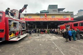 Trên 800 người tham gia trải nghiệm, thực hành kỹ năng chữa cháy, cứu nạn