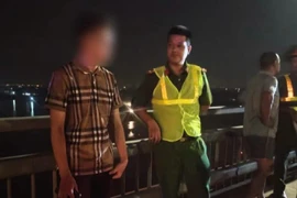 Kịp thời ngăn thanh niên có ý định tiêu cực trên cầu Nhật Tân