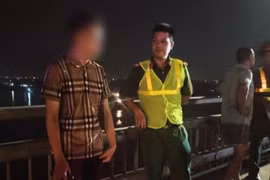Kịp thời ngăn thanh niên có ý định tiêu cực trên cầu Nhật Tân