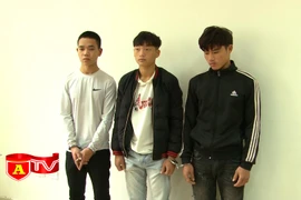 Rủ nhau đi cướp điện thoại để bán lấy tiền đi hát karaoke