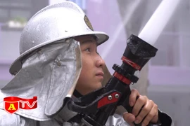 Diễn tập PCCC và CNCH phối hợp nhiều lực lượng trong trường học