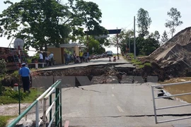 Sạt lở nghiêm trọng, đường dẫn cầu phao sông Hóa tụt xuống lòng sông