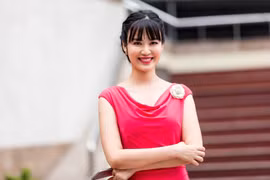 Hoa hậu Thu Thủy đẹp rạng rỡ khi làm MC thời sự