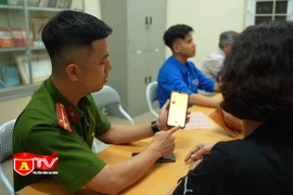 Xuyên đêm đến từng nhà dân xác thực định danh điện tử