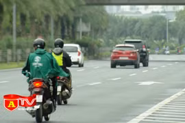 Xử lý hàng loạt trường hợp bất chấp nguy hiểm lưu thông xe máy trên cao tốc