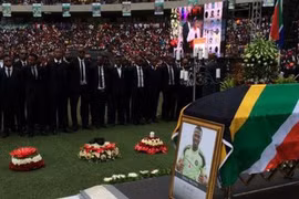 Đám tang của thủ môn Nam Phi đông nghịt người chia buồn