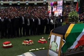 Đám tang của thủ môn Nam Phi đông nghịt người chia buồn