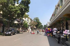 Phạt 200.000 đồng cô gái lừa du khách mua tăm từ thiện ở hồ Gươm