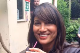 Anh: Bà mẹ 52 tuổi trẻ như "bạn gái 9x"