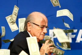 Danh hài Anh ném tiền vào ông Sepp Blatter trong buổi họp báo