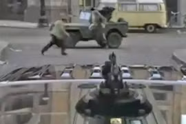 Xe chống đạn (5): “Đồ chơi” siêu hạng của chiếc ôtô bọc thép có súng máy