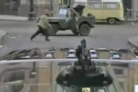 Xe chống đạn (5): “Đồ chơi” siêu hạng của chiếc ôtô bọc thép có súng máy