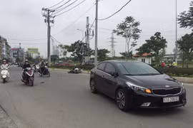 Người phụ nữ chạy xe máy ngược chiều bị ô tô tông trọng thương