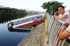 Ô tô khách mất lái "cắm đầu" xuống kênh