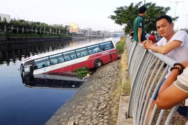 Ô tô khách mất lái "cắm đầu" xuống kênh