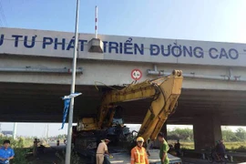 Xe đầu kéo húc vỡ gầm cầu vượt cao tốc