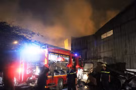 Hơn 1000m2 nhà xưởng bị cháy rụi lúc rạng sáng